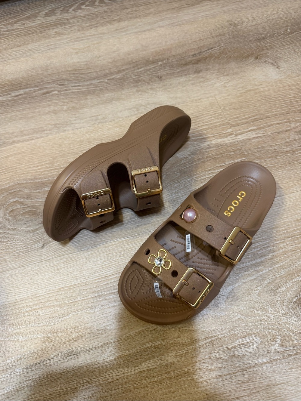 NWOT CROCS Metallic Buckle Saturday Sandal Women's 8 Sepia with 2 FREE JIBBITZ